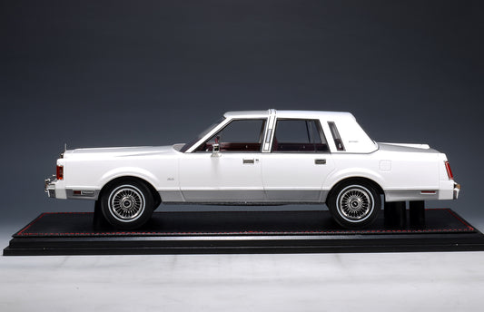 GLM Models 1989 Lincoln Town Car Signature Series Arctic White 1:18