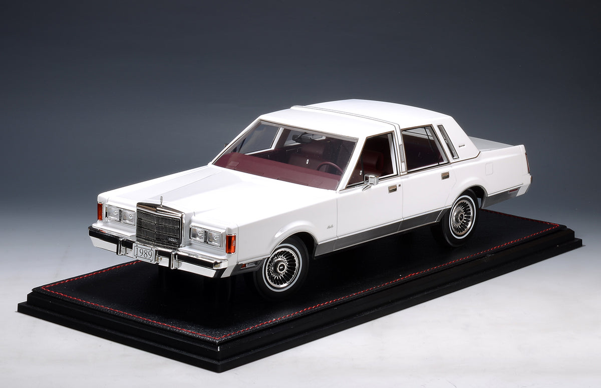GLM Models 1989 Lincoln Town Car Signature Series Arctic White 1:18