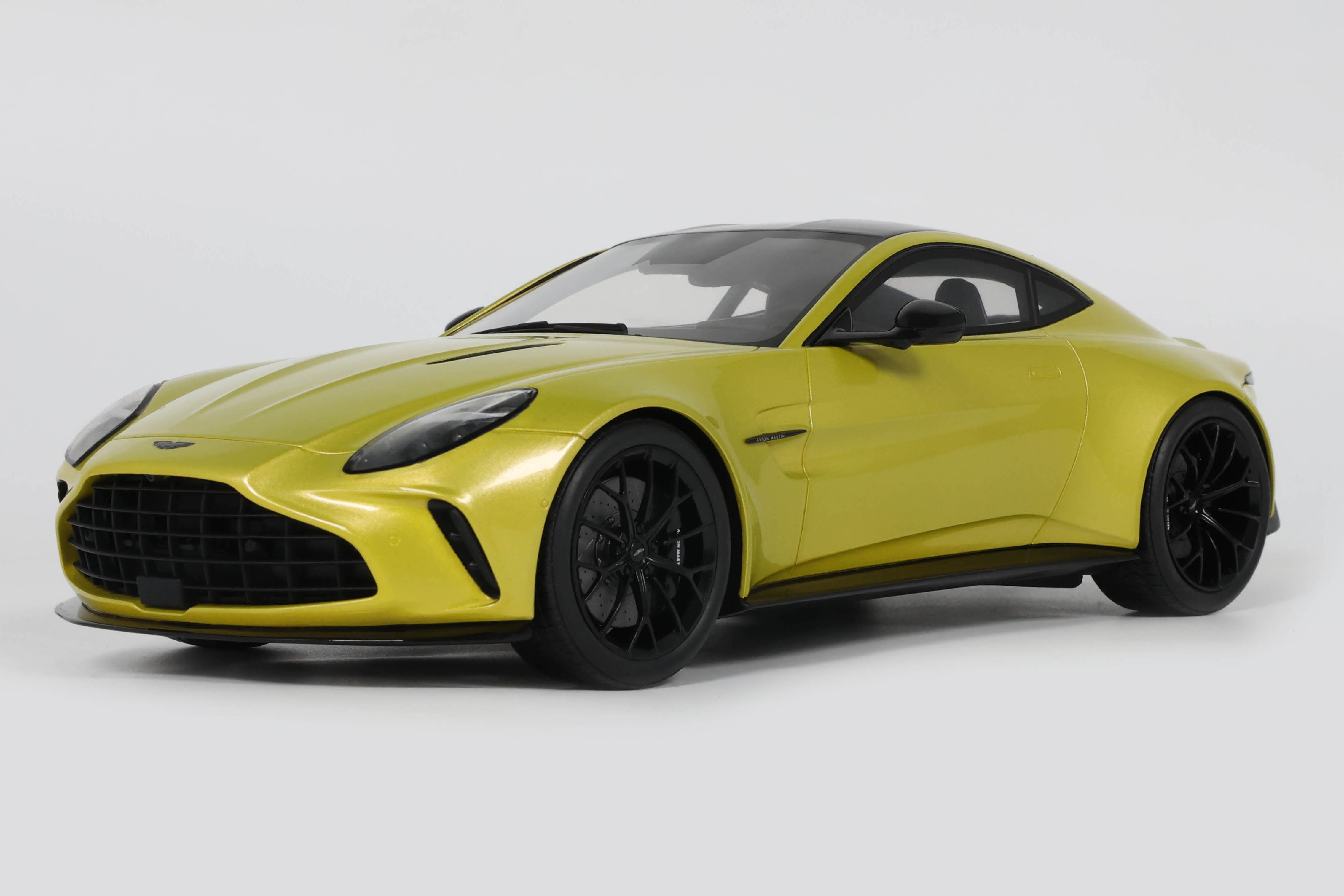 GT-SPIRIT 1:18 Aston Martin Vantage Año de construcción 2024 cosmopolita amarillo GT514 modelo GT-SPIRIT 1:18 Aston Martin Vantage Año de construcción 2024 cosmopolita amarillo GT514 modelo