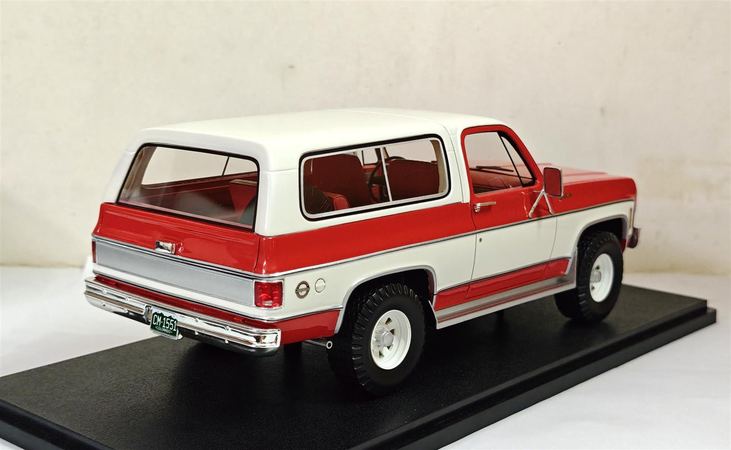 Cult-Scale 1973 - 1978 Chevrolet Blazer K5 Blazer Red and White 1:18