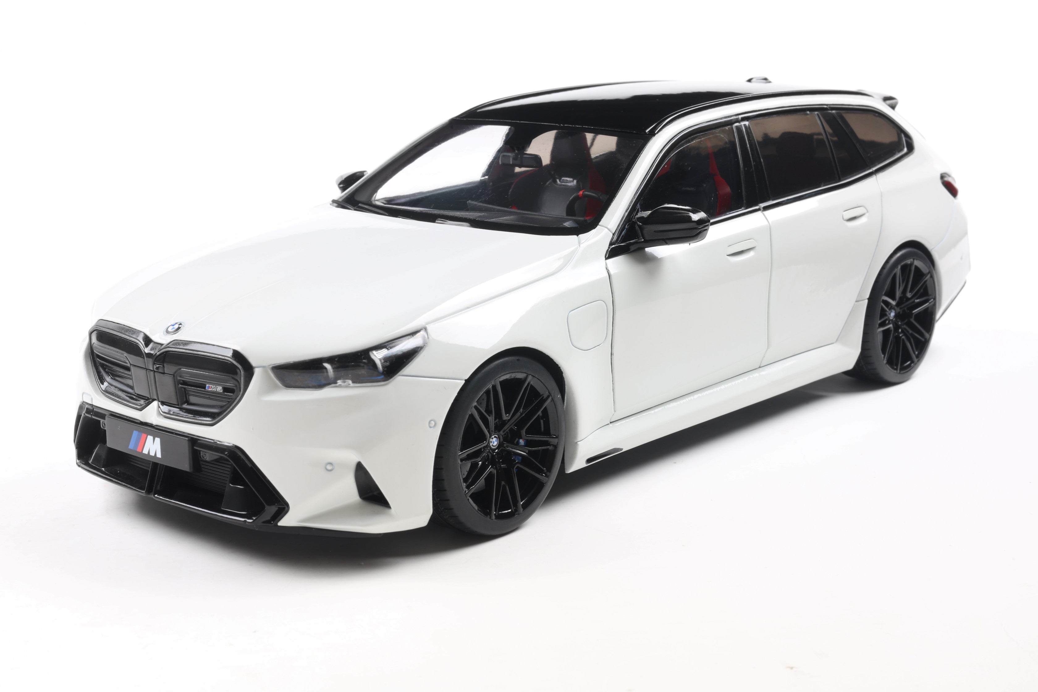 Solido 2024 BMW M5 (G99) M5 Touring M Wagon Alpine White 1:18