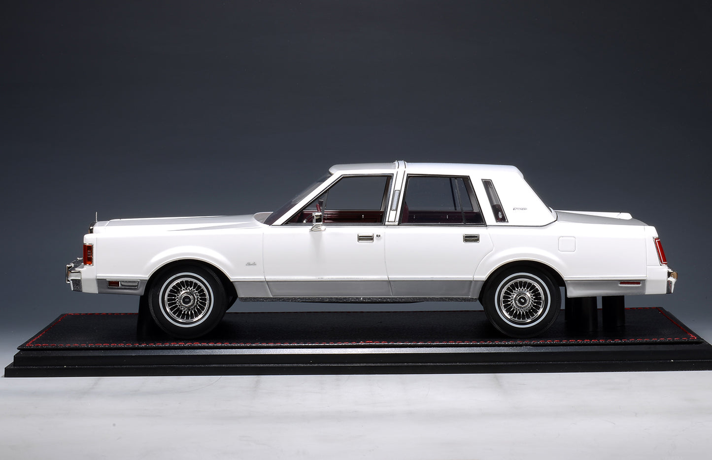 GLM Models 1989 Lincoln Town Car Signature Series Arctic White 1:18