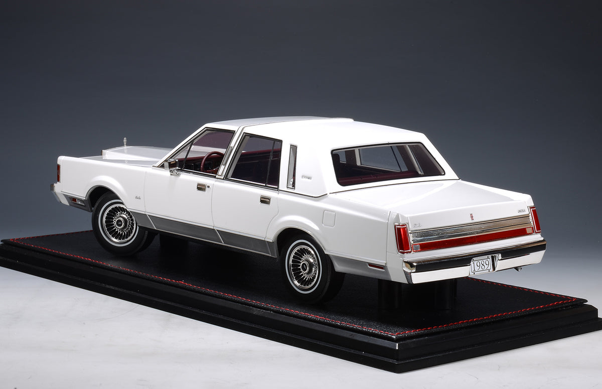 GLM Models 1989 Lincoln Town Car Signature Series Arctic White 1:18