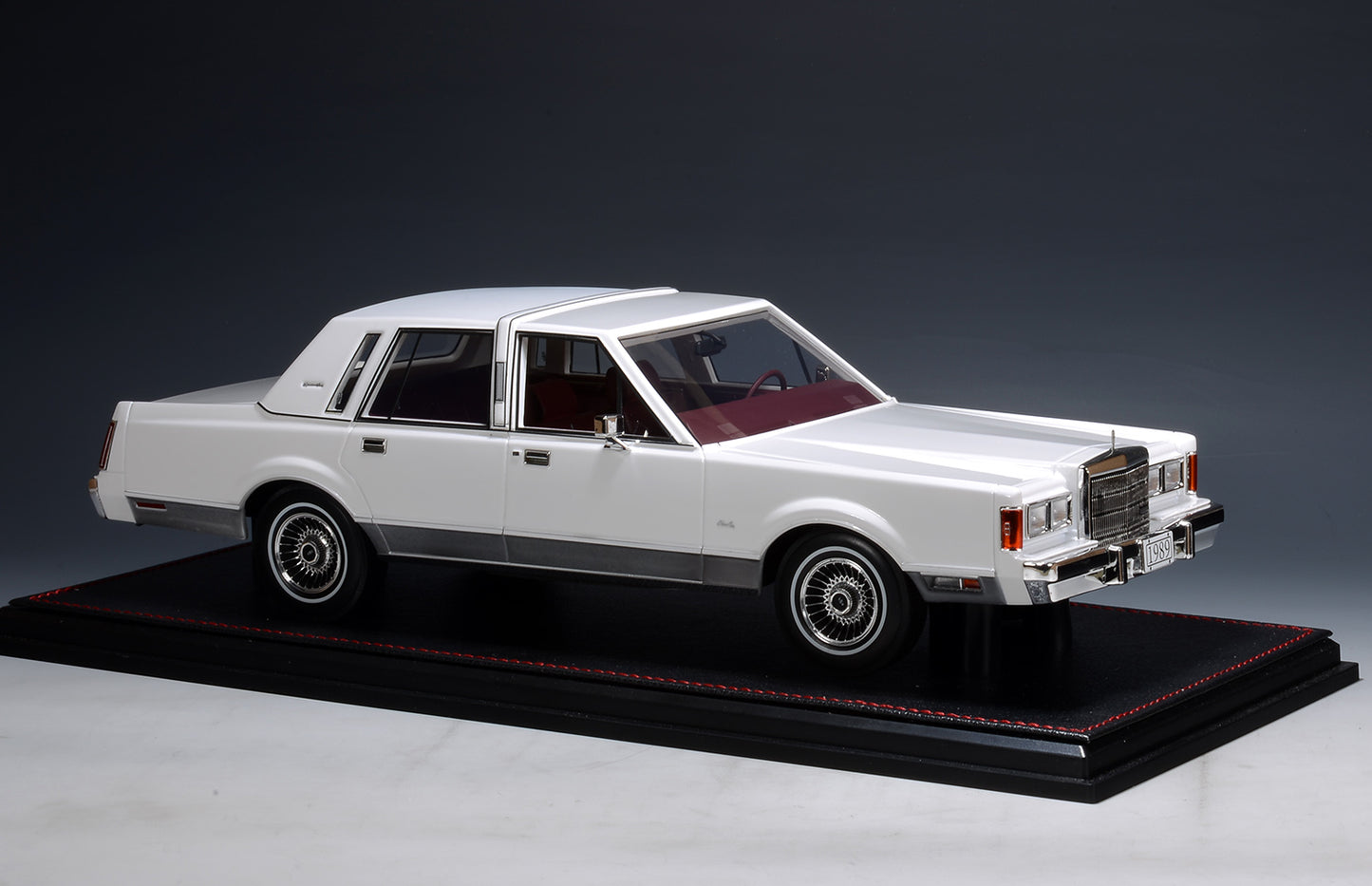 GLM Models 1989 Lincoln Town Car Signature Series Arctic White 1:18
