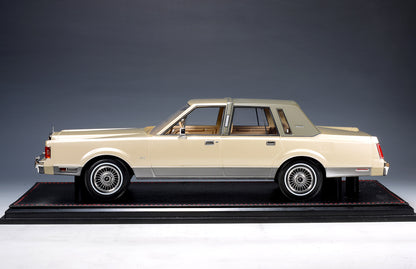 GLM Models 1989 Lincoln Town Car Signature Series Sandstone Clearcoat Metallic 1:18