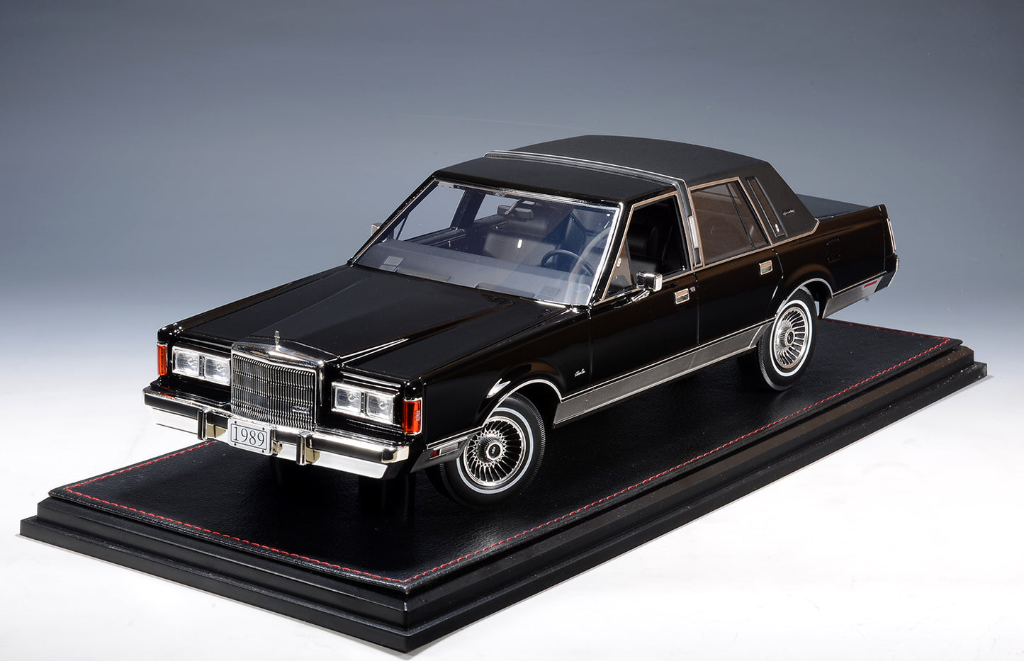 GLM Models 1989 Lincoln Town Car Signature Series Black 1:18