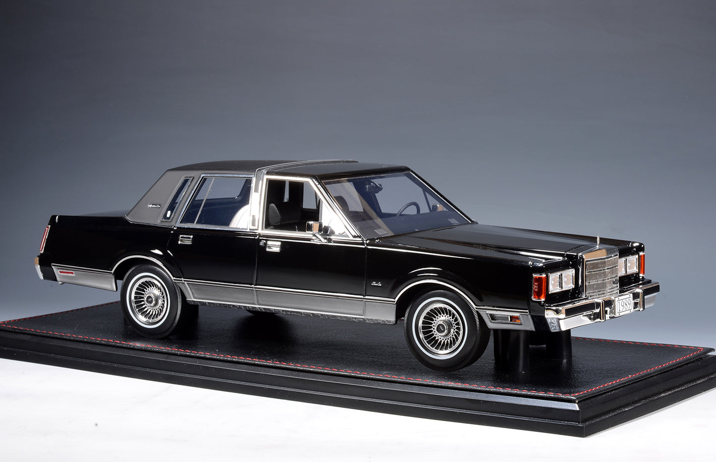 GLM Models 1989 Lincoln Town Car Signature Series Black 1:18