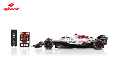 Spark-Model F1 RB21 Team Oracle Red Bull Racing #1 Winner Japan GP 2025 (Verstappen) 1:18 WITH DISPLAY
