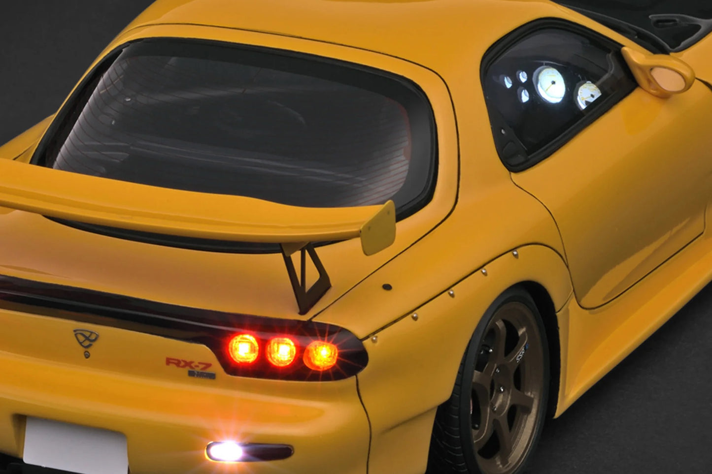 Ignition-Model Initial D Mazda RX-7 (FD3S) w/ LED Lights Yellow 1:18