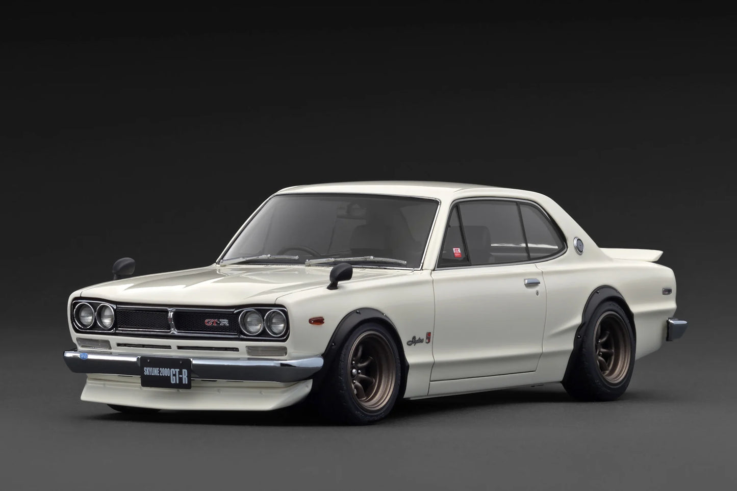 Ignition-Model Nissan Skyline 2000 GT-R (KPGC10) White Ivory 1:18