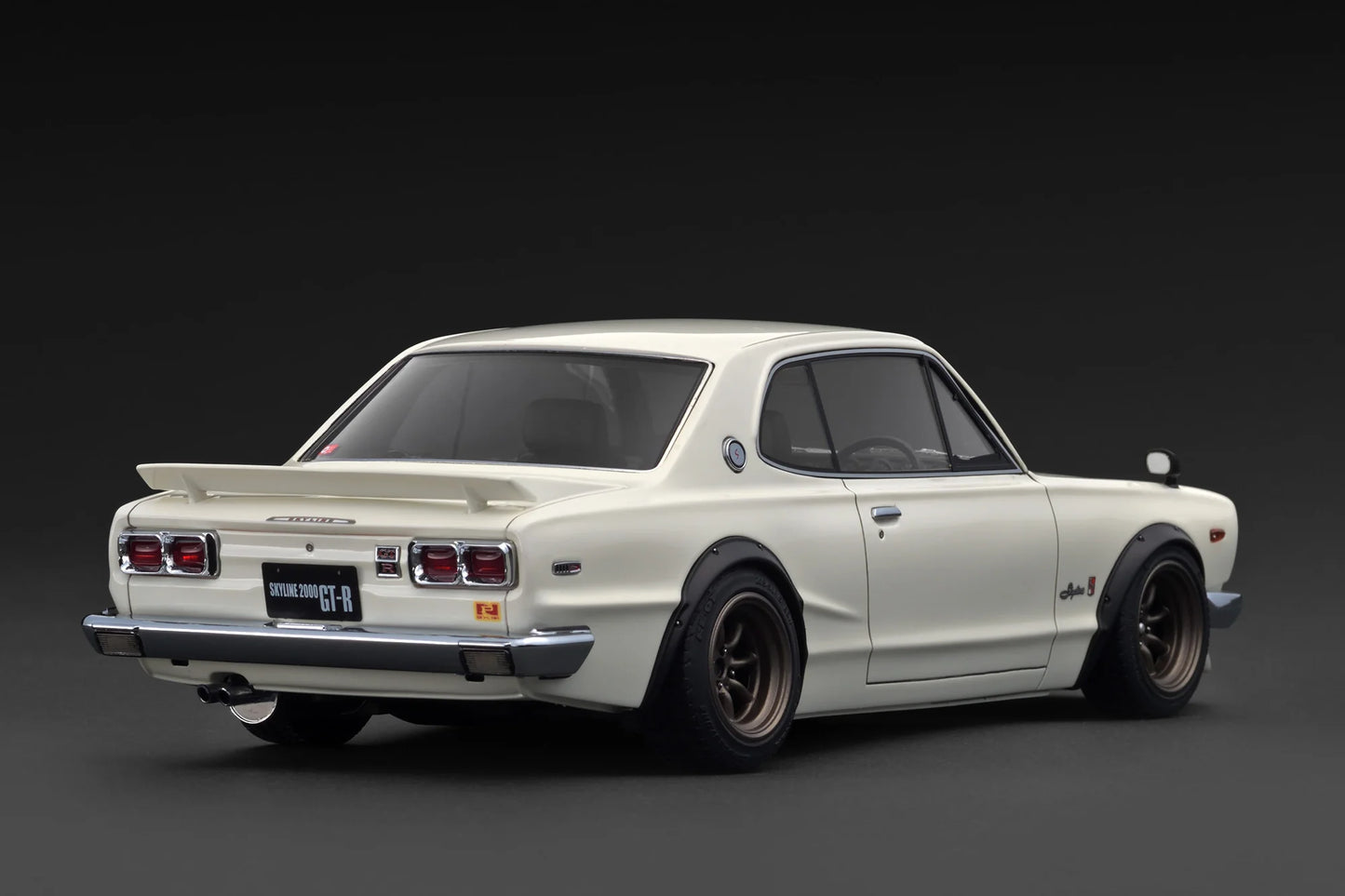 Ignition-Model Nissan Skyline 2000 GT-R (KPGC10) White Ivory 1:18