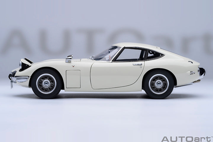 AUTOart 1967 Toyota 2000GT (Upgraded Version) White 1:18