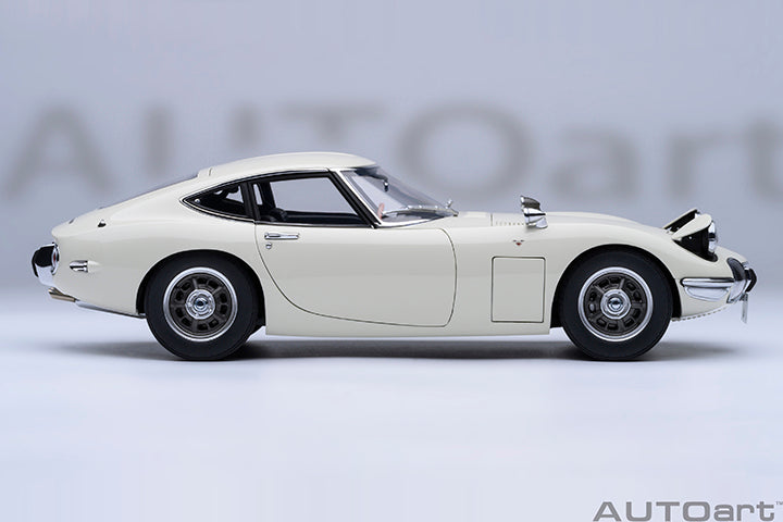 AUTOart 1967 Toyota 2000GT (Upgraded Version) White 1:18
