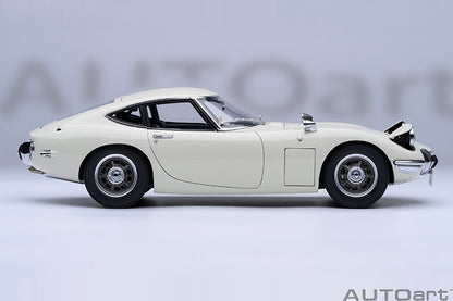 AUTOart 1967 Toyota 2000GT (Upgraded Version) White 1:18