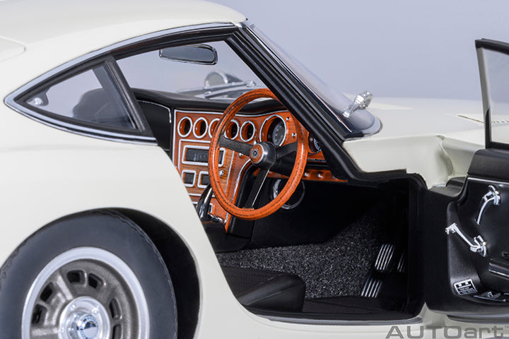 AUTOart 1967 Toyota 2000GT (Upgraded Version) White 1:18