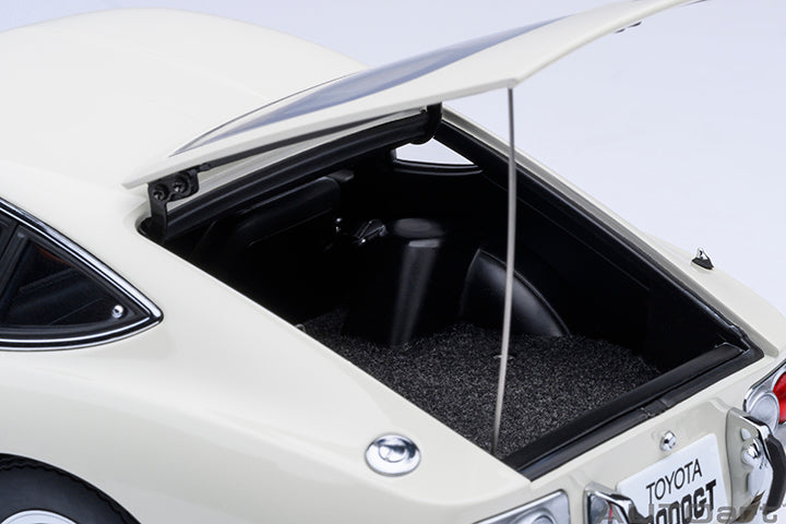 AUTOart 1967 Toyota 2000GT (Upgraded Version) White 1:18