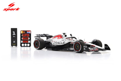 Spark-Model F1 RB21 Team Oracle Red Bull Racing #1 Winner Japan GP 2025 (Verstappen) 1:18 WITH DISPLAY