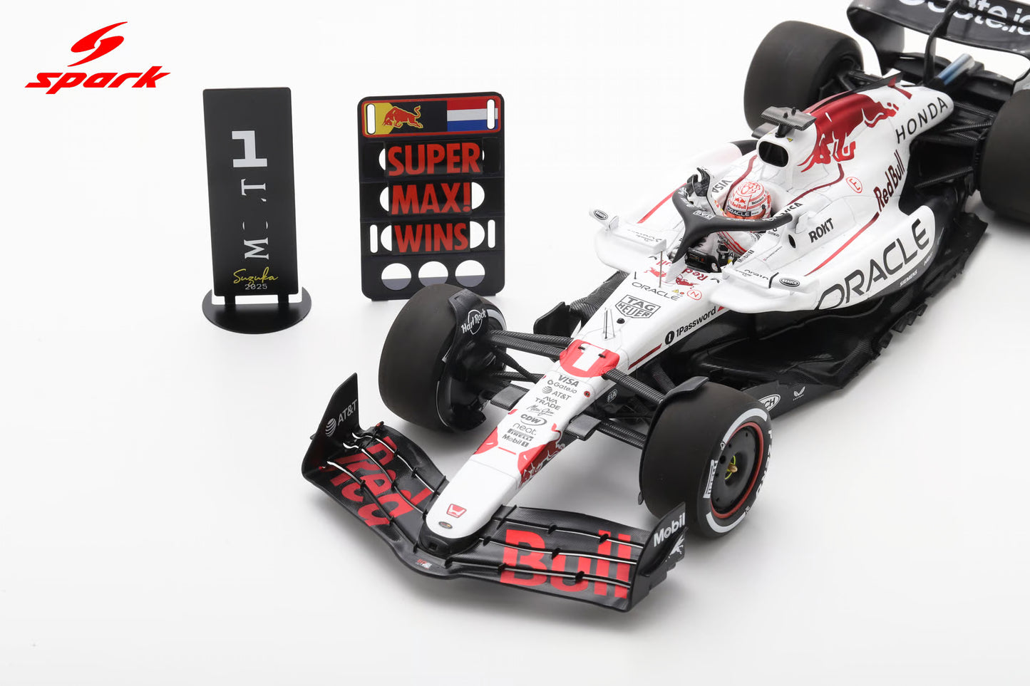 Spark-Model F1 RB21 Team Oracle Red Bull Racing #1 Winner Japan GP 2025 (Verstappen) 1:18 WITH DISPLAY