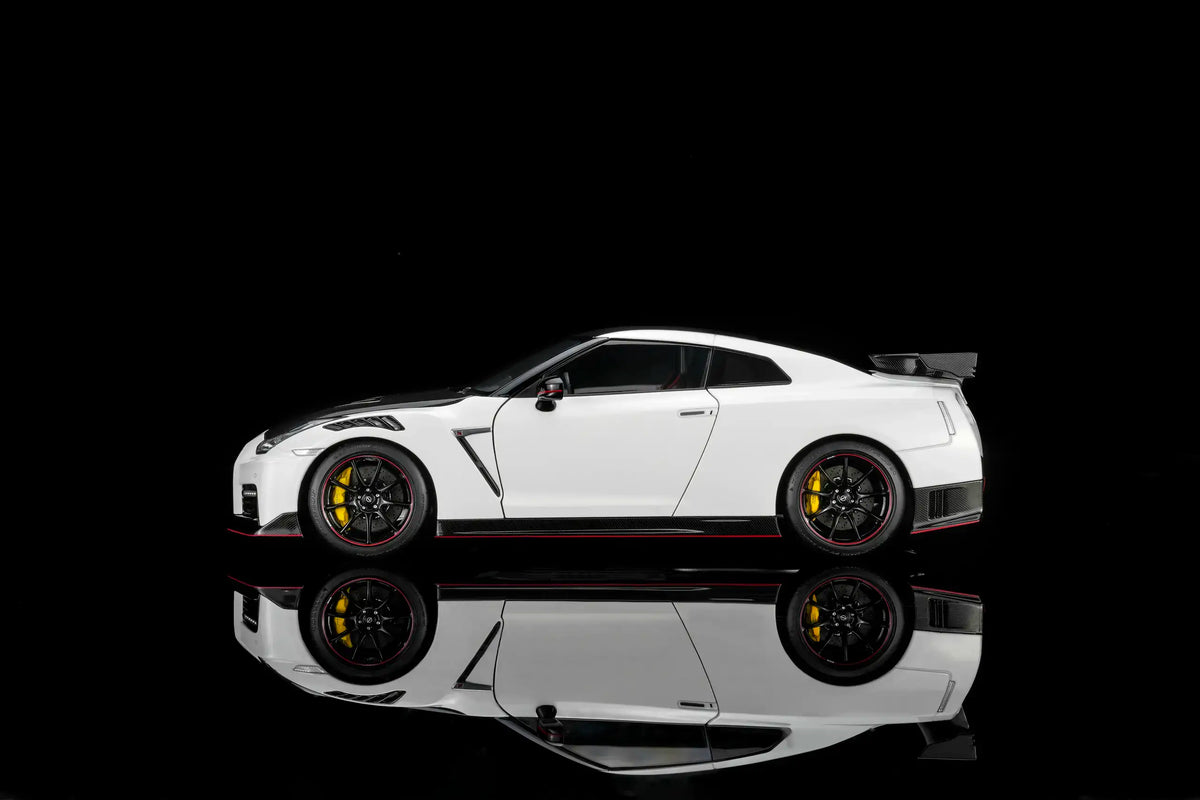 Motorhelix 2022 Nissan Skyline GT-R R35 Nismo Special Edition Brilliant White Pearl 1:18