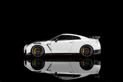 Motorhelix 2022 Nissan Skyline GT-R R35 Nismo Special Edition Brilliant White Pearl 1:18