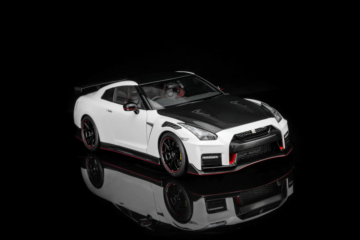 Motorhelix 2022 Nissan Skyline GT-R R35 Nismo Special Edition Brilliant White Pearl 1:18