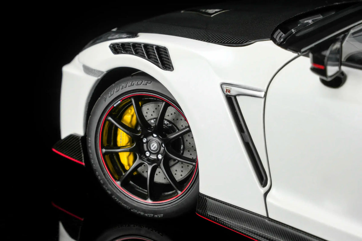 Motorhelix 2022 Nissan Skyline GT-R R35 Nismo Special Edition Brilliant White Pearl 1:18