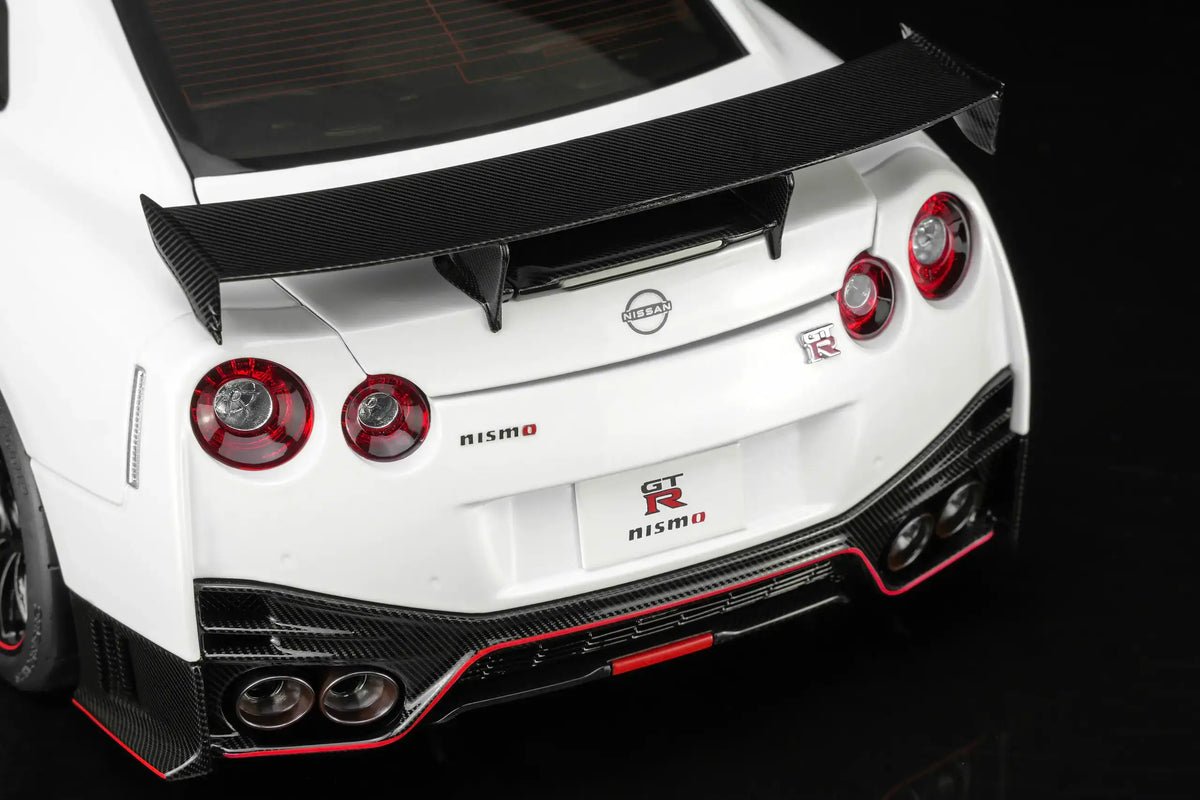 Motorhelix 2022 Nissan Skyline GT-R R35 Nismo Special Edition Brilliant White Pearl 1:18