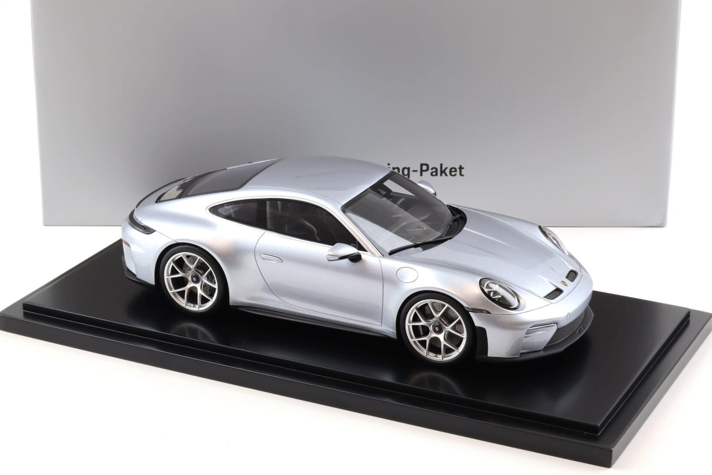 Spark-Model 2025 Porsche 911 (992.2) GT3 Touring Polar Silver WITH DISPLAY 1:18