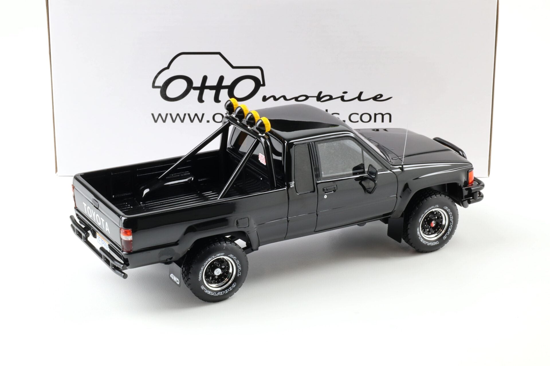 1/18 トヨタ ハイラックス SR5 ブラック Hilux otto Otto 1985 Toyota Hilux SR5 Pickup Truck Glossy Black 202 1:18
