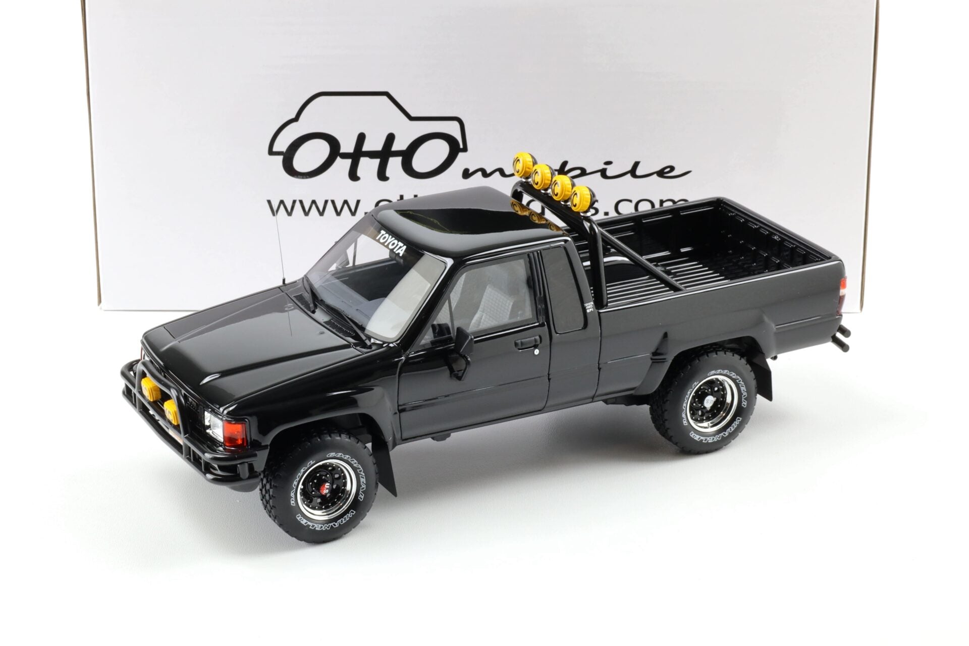 Shindy37101/18 トヨタ ハイラックス SR5 ブラック Otto 1985 Toyota Hilux SR5 Pickup Truck Glossy Black 202 1:18