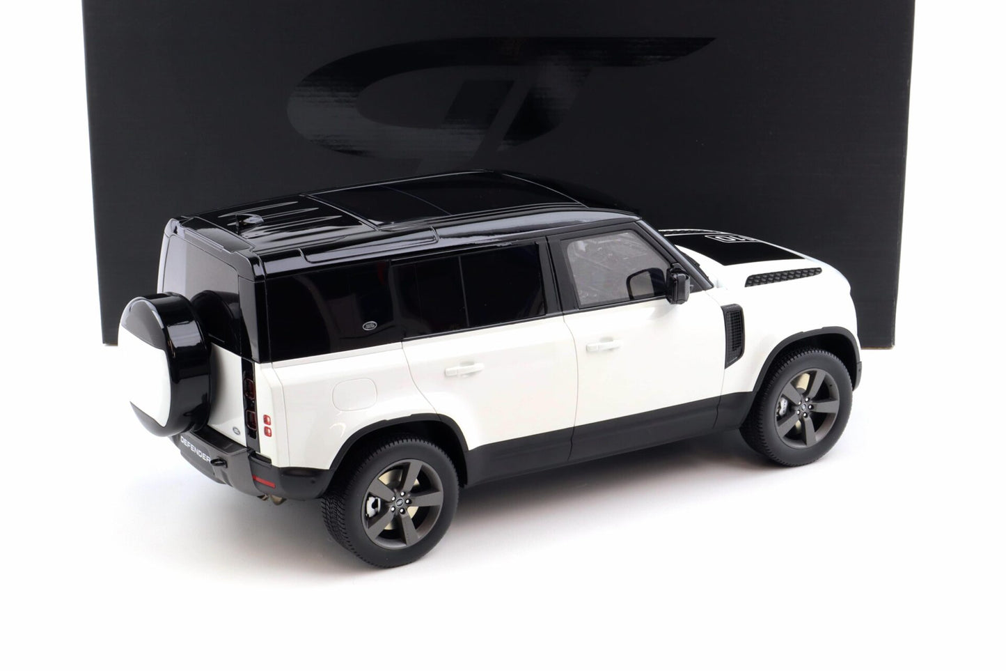 GT Spirit 2021 Land Rover Defender 110 P400 X-Dynamic HSE White 1:12