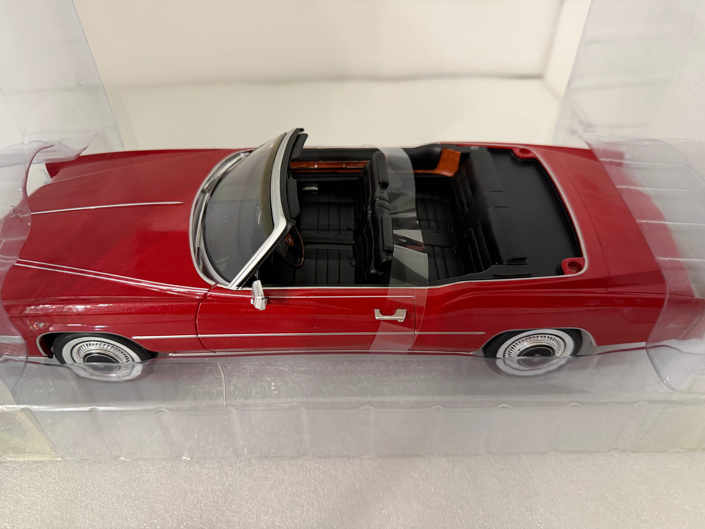 MCG 1976 Cadillac Eldorado Convertible Red 1:18 *Defect*