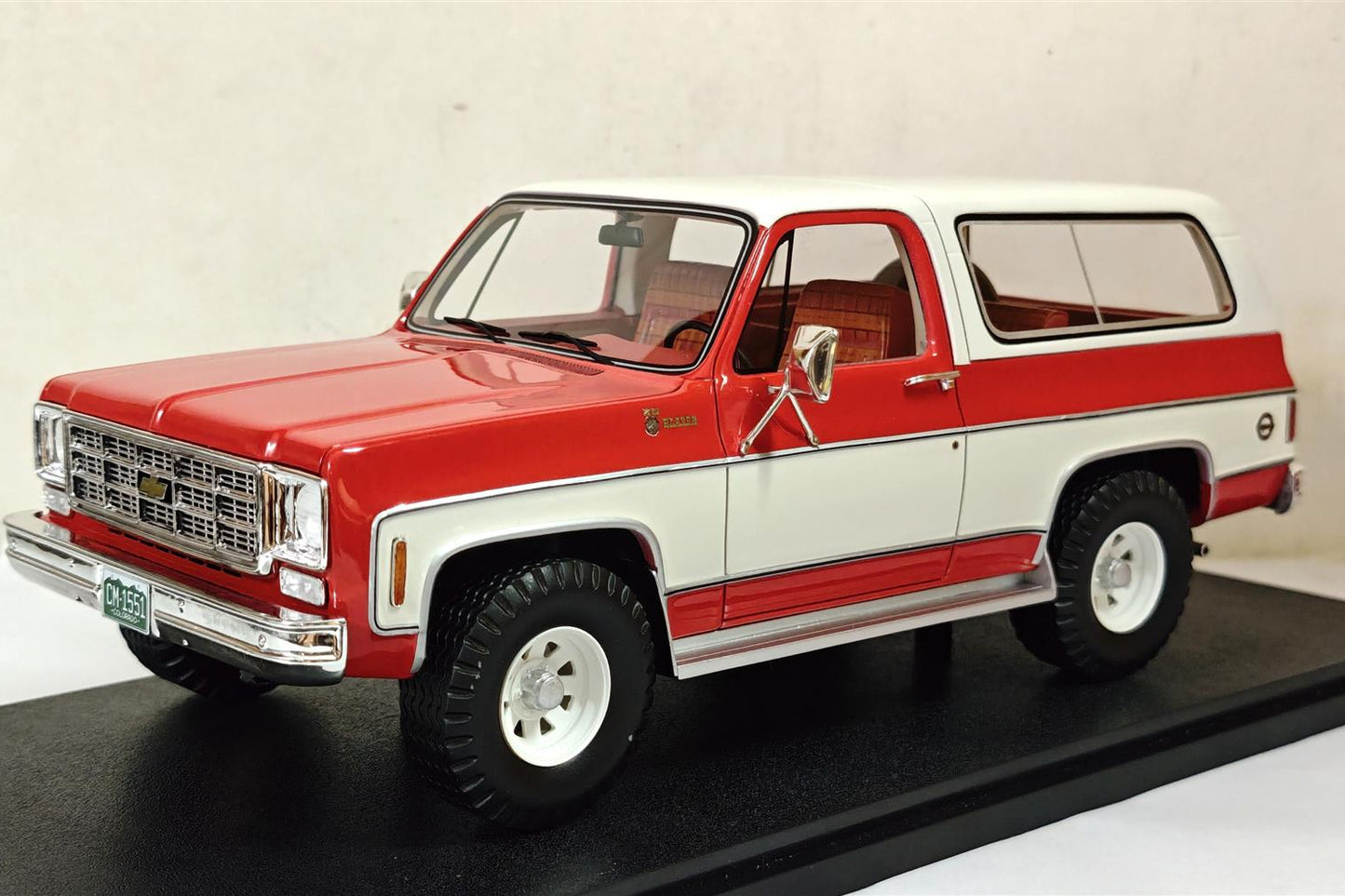 Cult-Scale 1973 - 1978 Chevrolet Blazer K5 Blazer Red and White 1:18