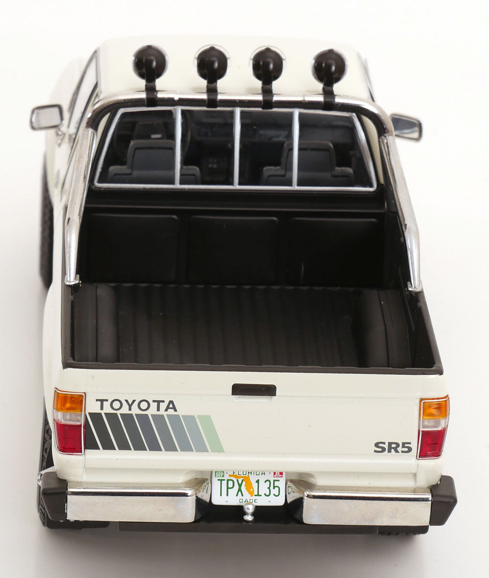 KK Scale 1985 Toyota Hilux Xtra Cab 4x4 Pickup Truck White 1:18