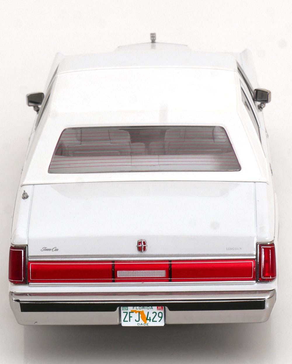 KK Scale 1985 Lincoln Town Car "Miami Vice" White 1:18