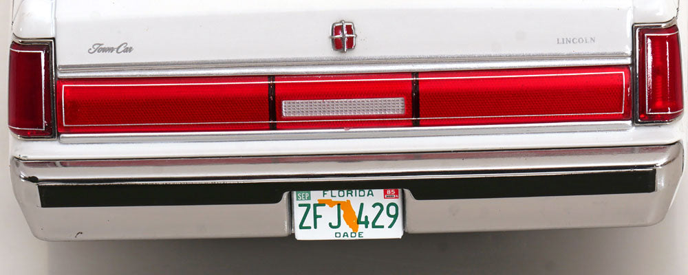KK Scale 1985 Lincoln Town Car "Miami Vice" White 1:18