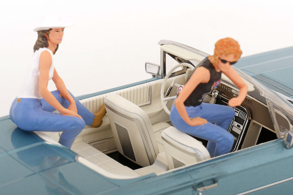 KK Scale - Figures - Thelma & Louise Sitting (Susan Sarandon & Geena Davis) 1:18