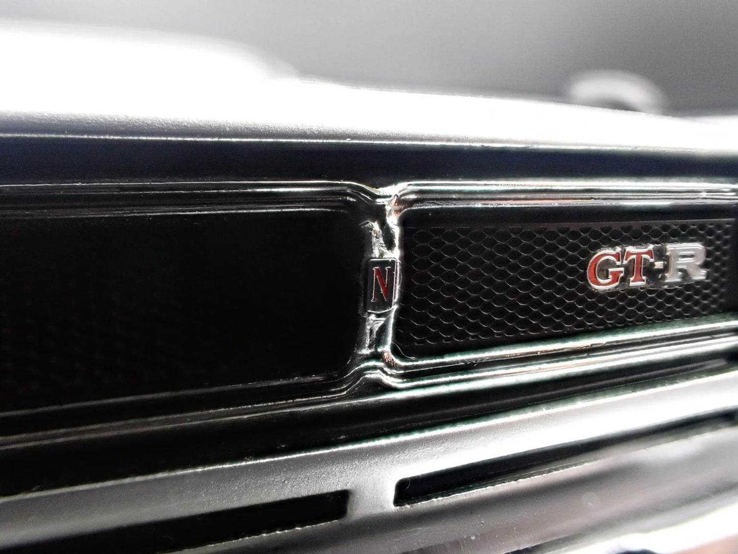 Ignition-Model Nissan Skyline 2000 GT-R (KPGC10) White Ivory 1:18