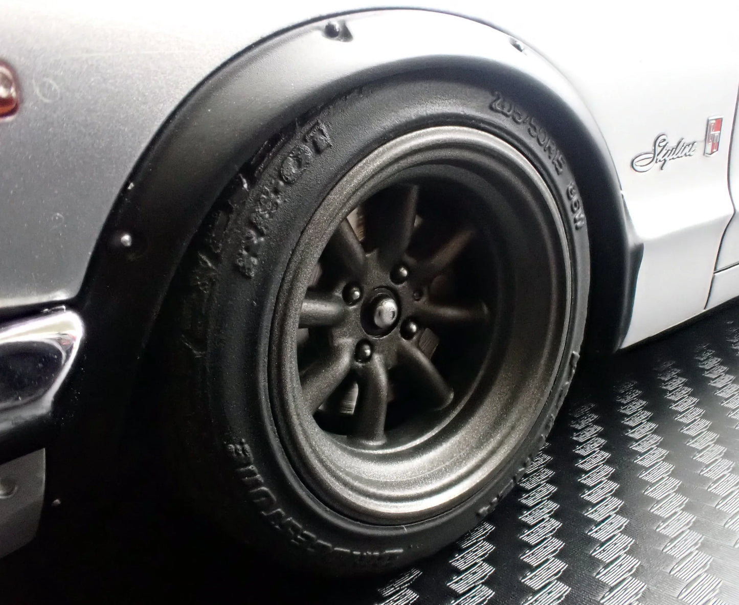 Ignition-Model Nissan Skyline 2000 GT-R (KPGC10) Silver 1:18