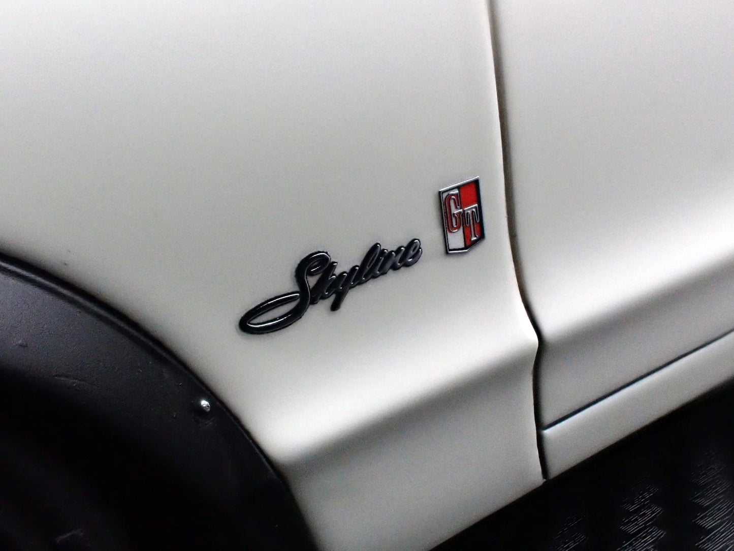 Ignition-Model Nissan Skyline 2000 GT-R (KPGC10) White Ivory 1:18