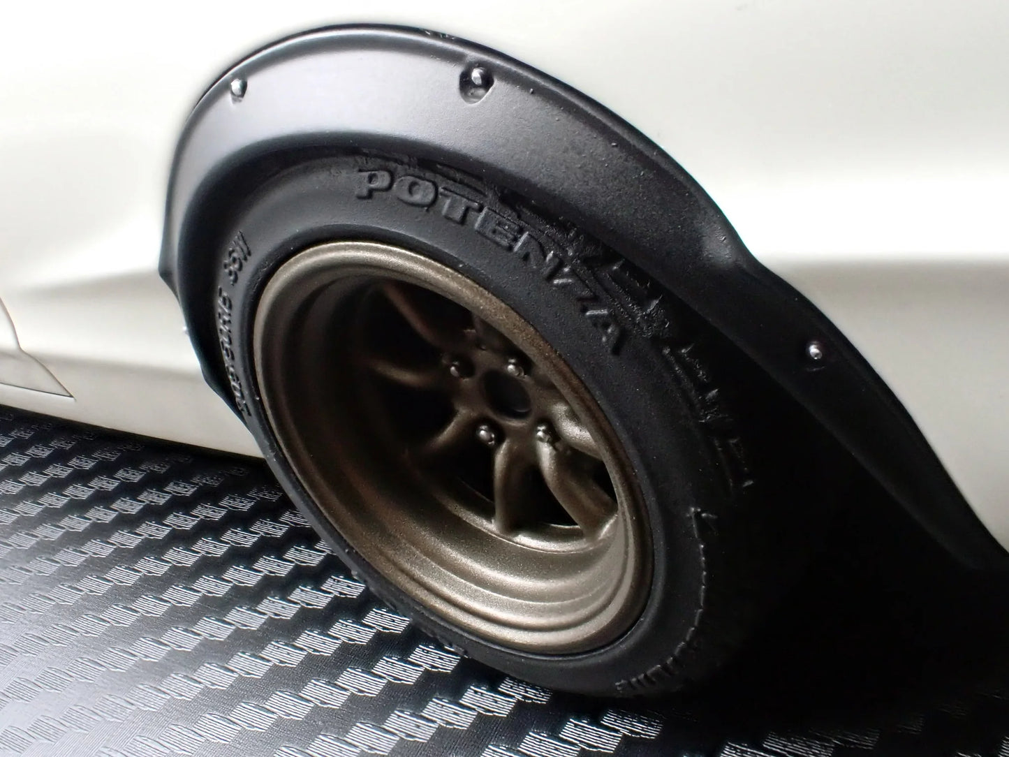 Ignition-Model Nissan Skyline 2000 GT-R (KPGC10) White Ivory 1:18