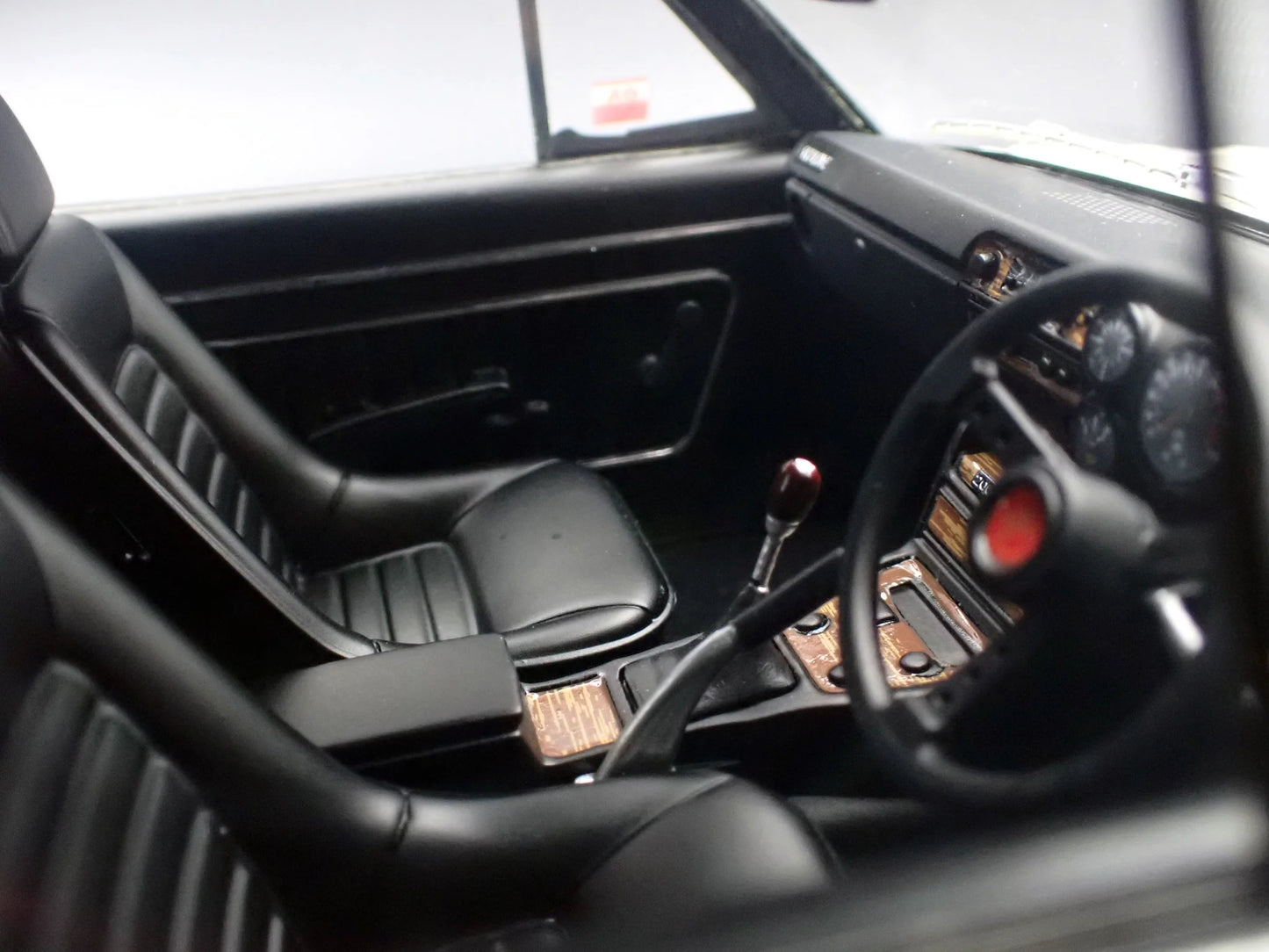 Ignition-Model Nissan Skyline 2000 GT-R (KPGC10) White Ivory 1:18