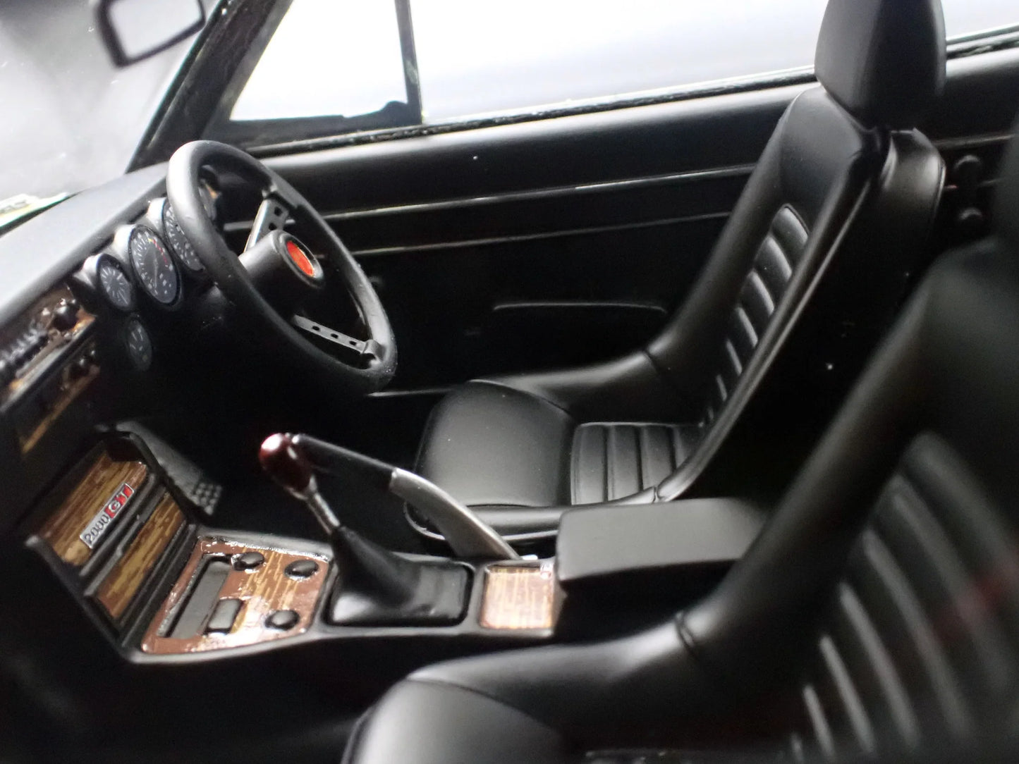 Ignition-Model Nissan Skyline 2000 GT-R (KPGC10) White Ivory 1:18