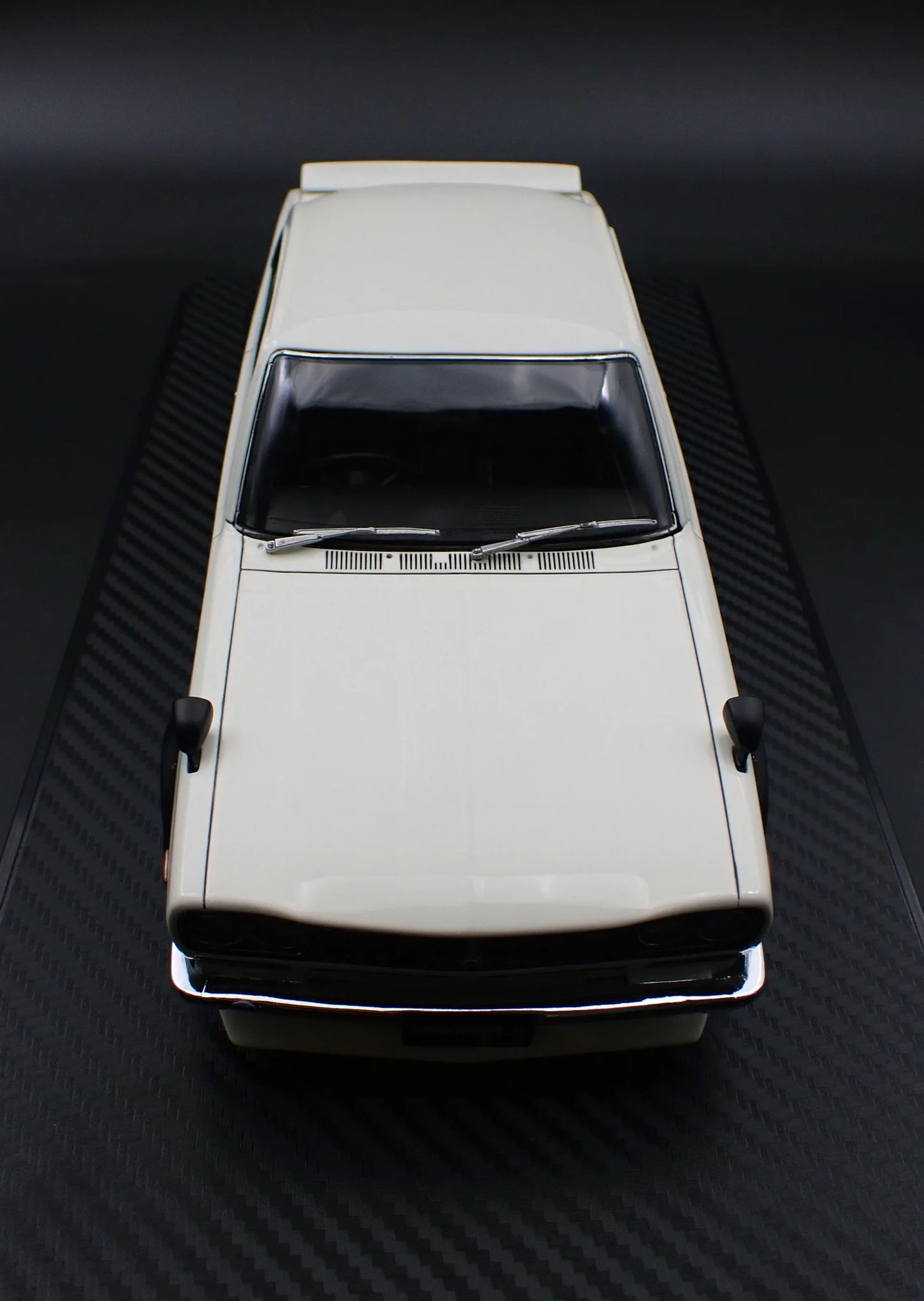 Ignition-Model Nissan Skyline 2000 GT-R (KPGC10) White Ivory 1:18