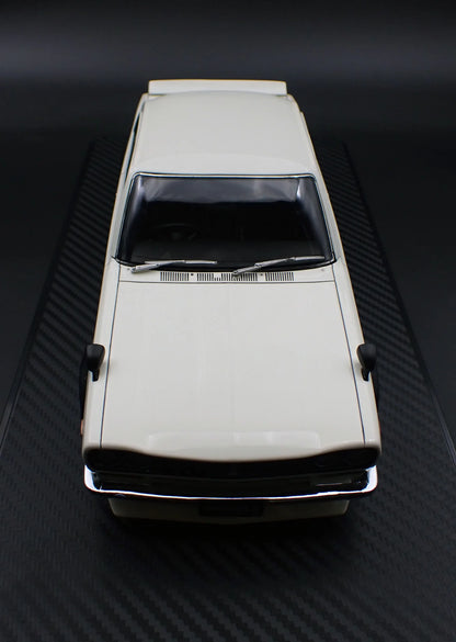 Ignition-Model Nissan Skyline 2000 GT-R (KPGC10) White Ivory 1:18