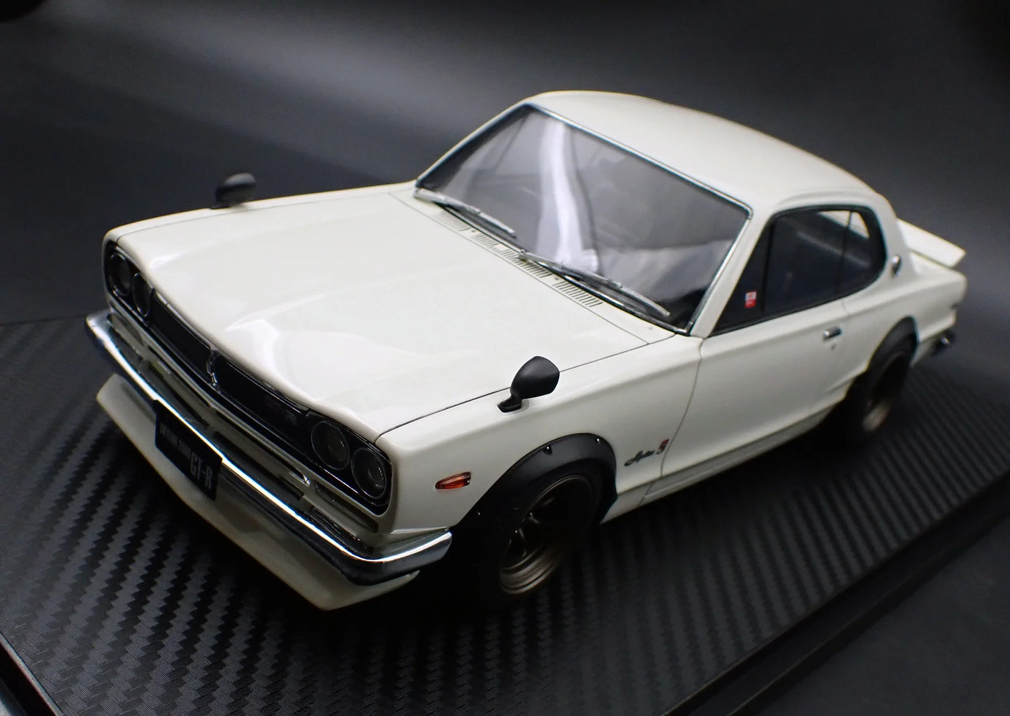 Ignition-Model Nissan Skyline 2000 GT-R (KPGC10) White Ivory 1:18