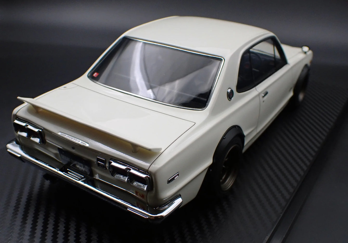 Ignition-Model Nissan Skyline 2000 GT-R (KPGC10) White Ivory 1:18