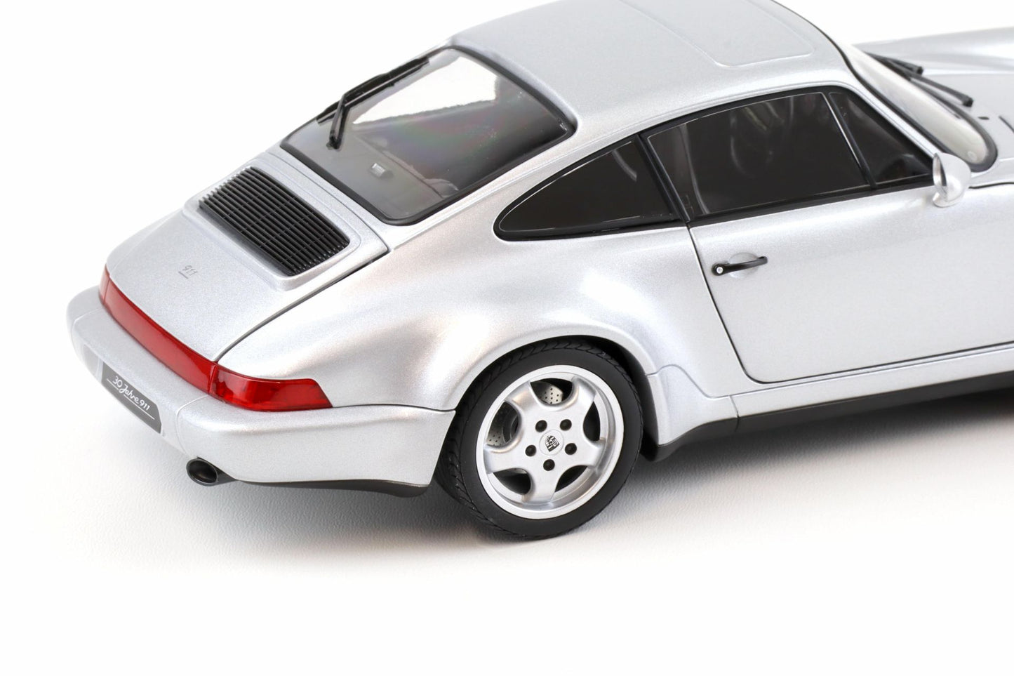 Norev 1993 Porsche 911 964 Carrera 4 WTL 30 Jahre Polar Silver 1:18