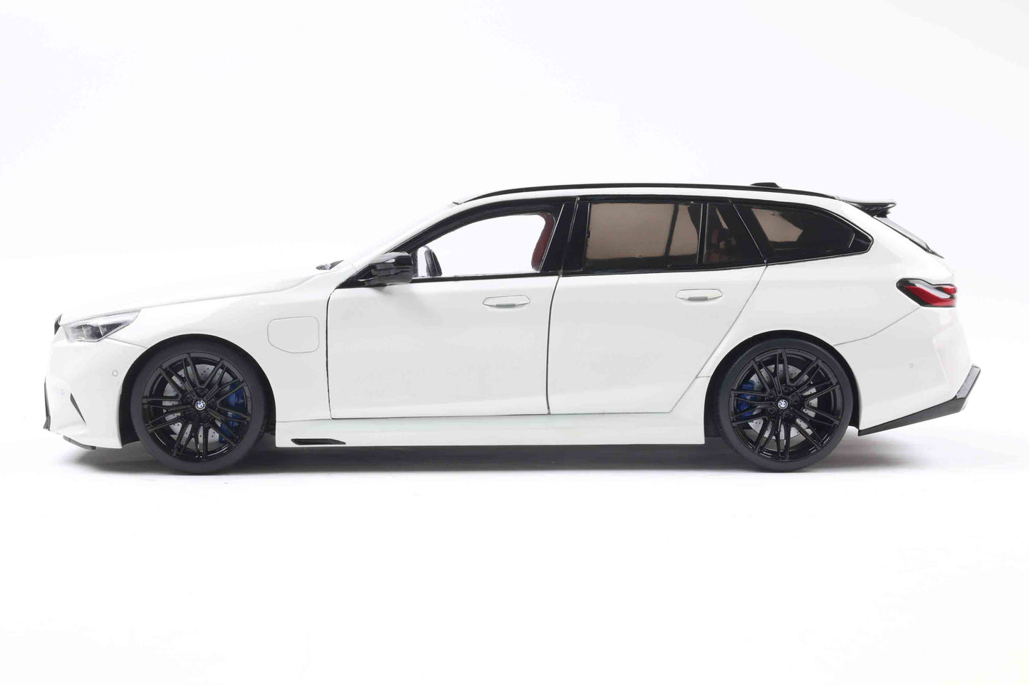 Solido 2024 BMW M5 (G99) M5 Touring M Wagon Alpine White 1:18