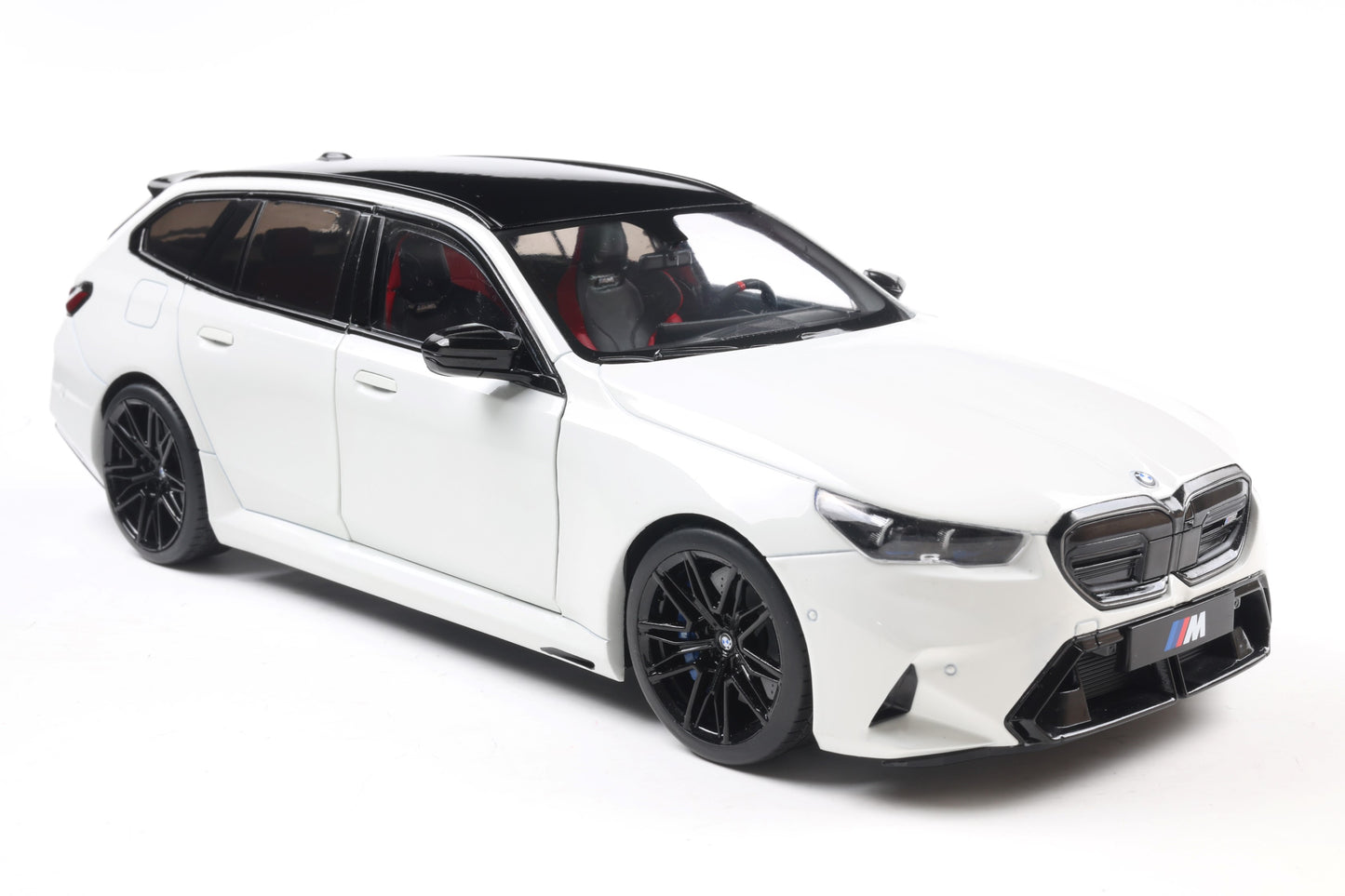 Solido 2024 BMW M5 (G99) M5 Touring M Wagon Alpine White 1:18
